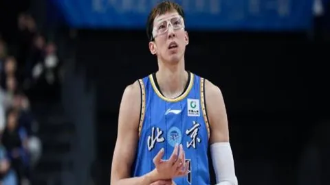 巴西新星丰塞卡荣获ATP新生代力量赛冠军 央视网报道